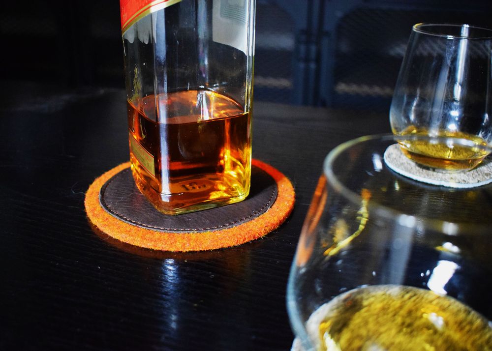 Accessoires pour le vin - Coasters made of wool felt and cowhide - L'ATELIER DES TANNERIES
