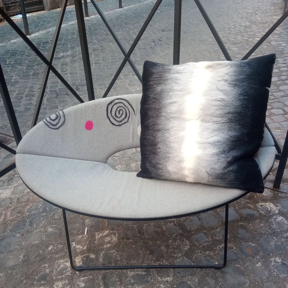 Cushions - Decorative cushion "Mood"with hand-felted design in merino wool and silk on linen fabric. - ELENA KIHLMAN