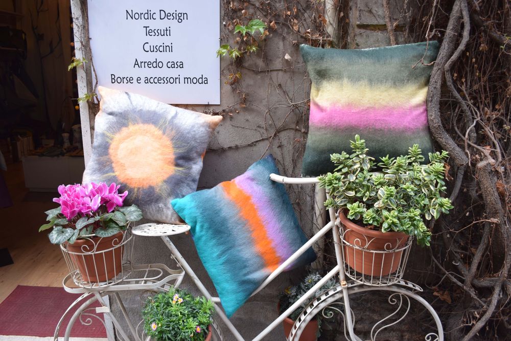 Cushions - Decorative cushion "Mood"with hand-felted design in merino wool and silk on linen fabric. - ELENA KIHLMAN