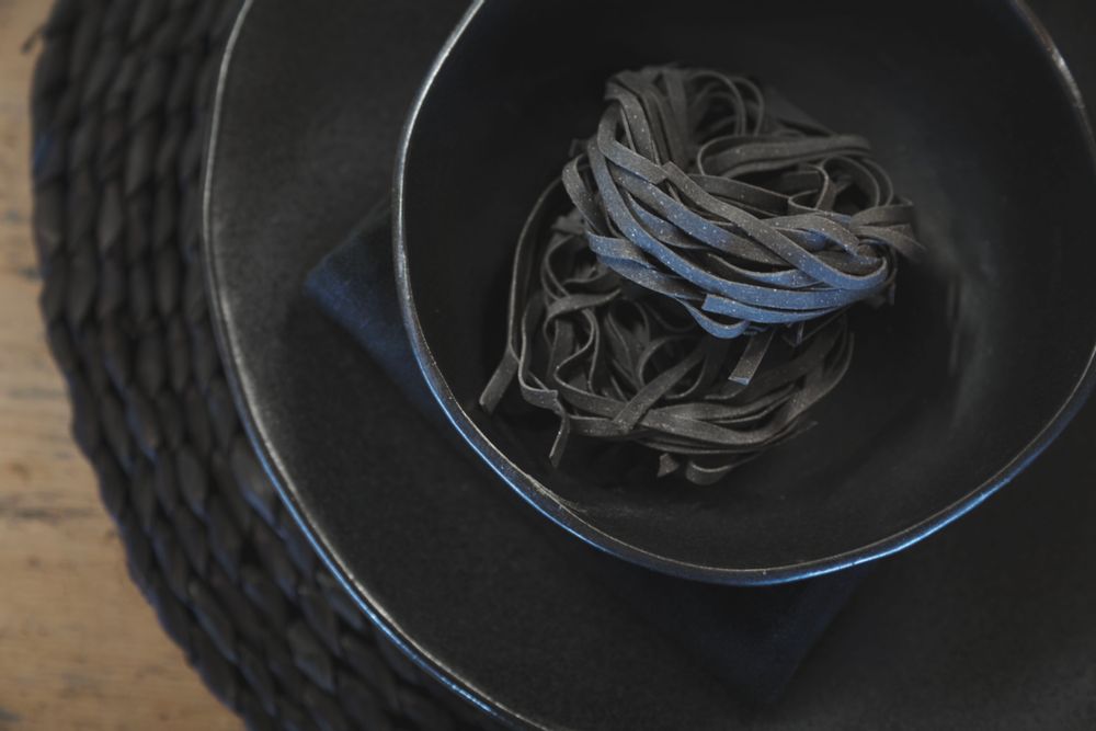 Assiettes de réception - collection en gres artisanal noir - FIORIRA UN GIARDINO SRL