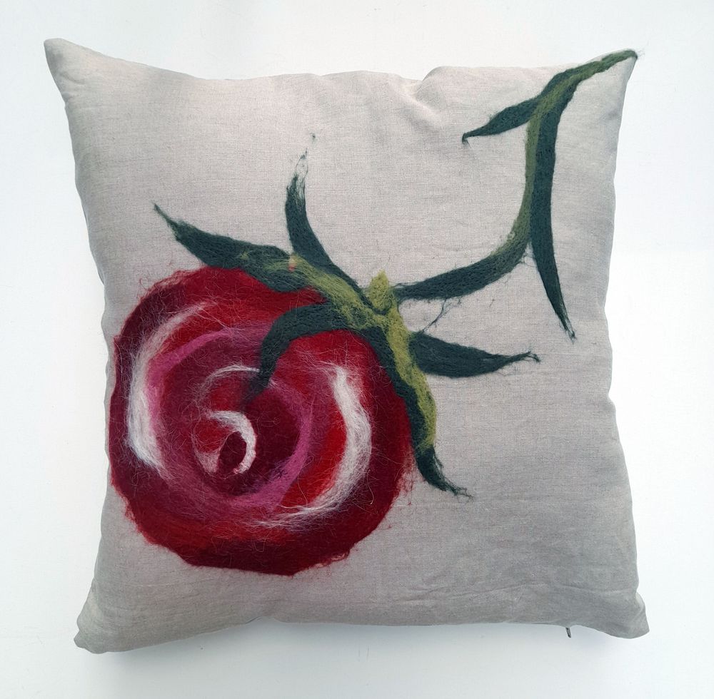 Fabric cushions - Decorative cushion with hand-felted design in merino wool and silk on linen fabric. - ELENA KIHLMAN