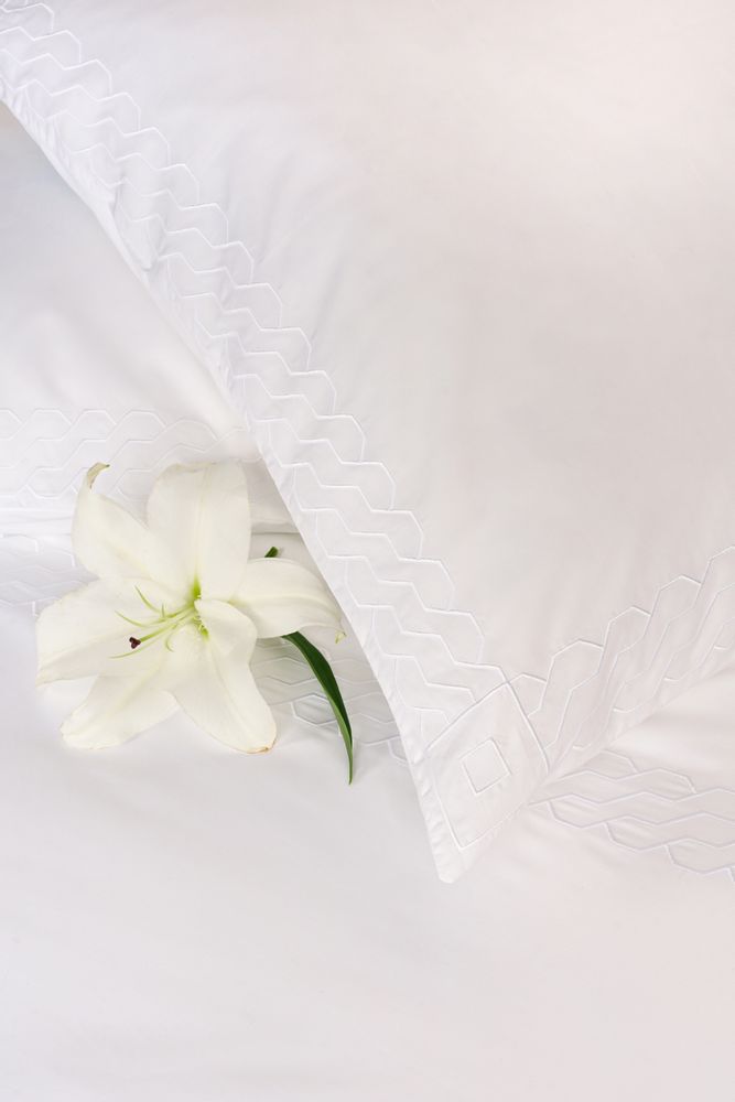 Hotel bedding - White Braided Flat Sheet - ALDÉLINDA HOME