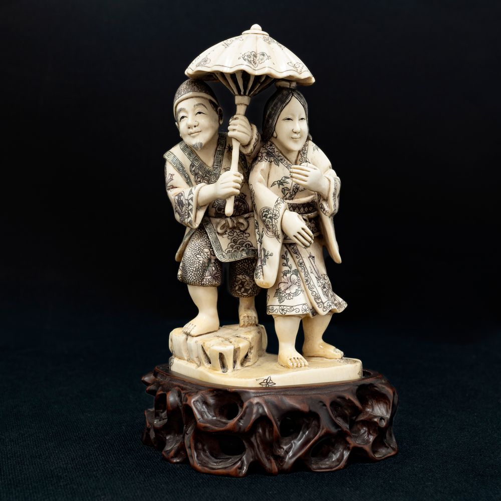 Sculptures, statuettes et miniatures - Ivoire de mammouth, Le Couple à l'ombrelle sur socle - TRESORIENT