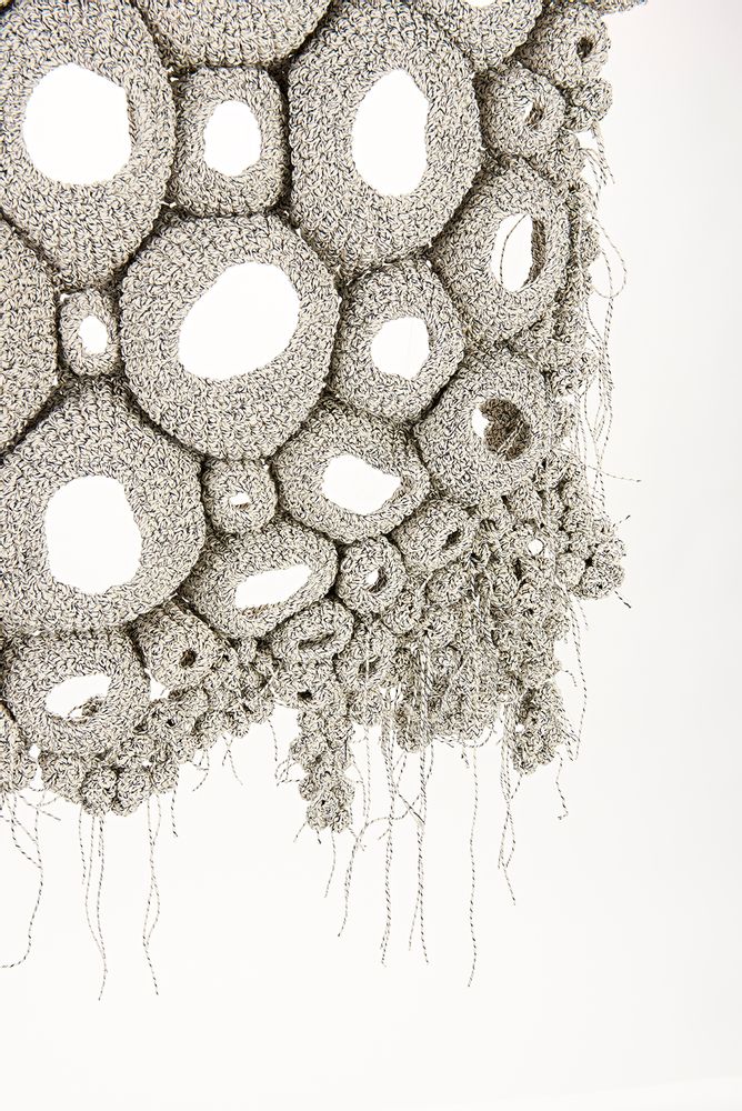 Pièces uniques - PUNTOS. Installation textile - MONA PIGLIACAMPO . ATELIER SOL DE MAYO