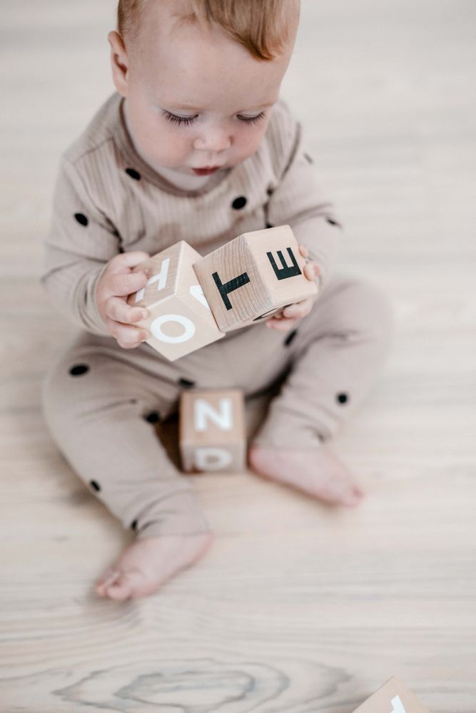 Jouets enfants - Alphabet Blocks - Dix blocs alphabet en bois dans un sac en lin de coton - OOH NOO