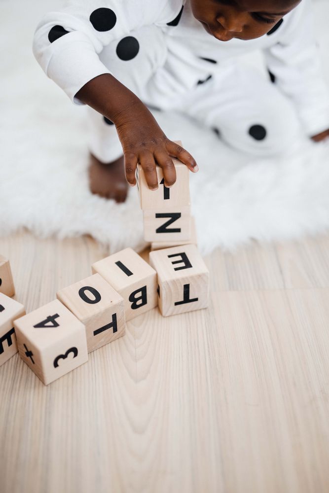Jouets enfants - Alphabet Blocks - Dix blocs alphabet en bois dans un sac en lin de coton - OOH NOO