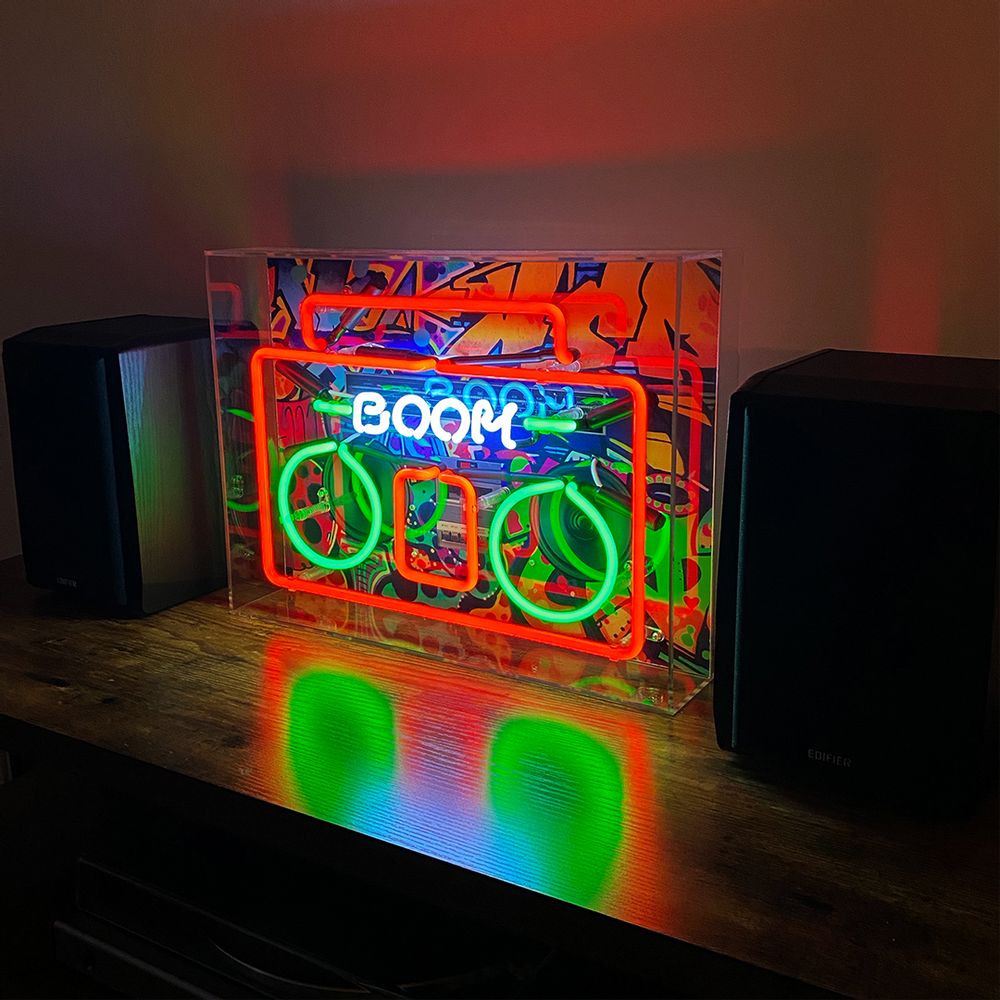 Lampes de bureau - 'Boom Box' Grande boîte à néon en acrylique avec graphisme - LOCOMOCEAN