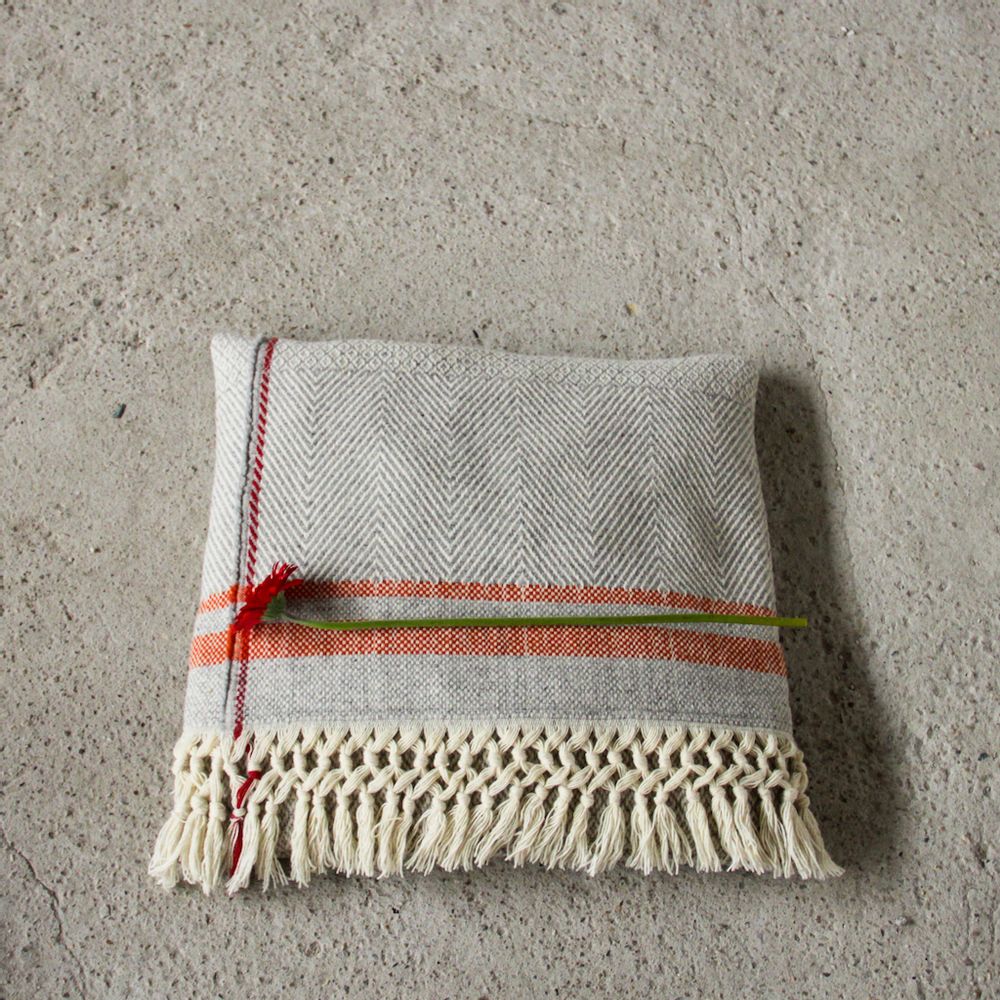 Objets design - COUSSIN SERRA DA ESTRELA 50 X 50 CM 100 % LAINE BIOLOGIQUE - SCHOOLOFLIFEPROJECTS