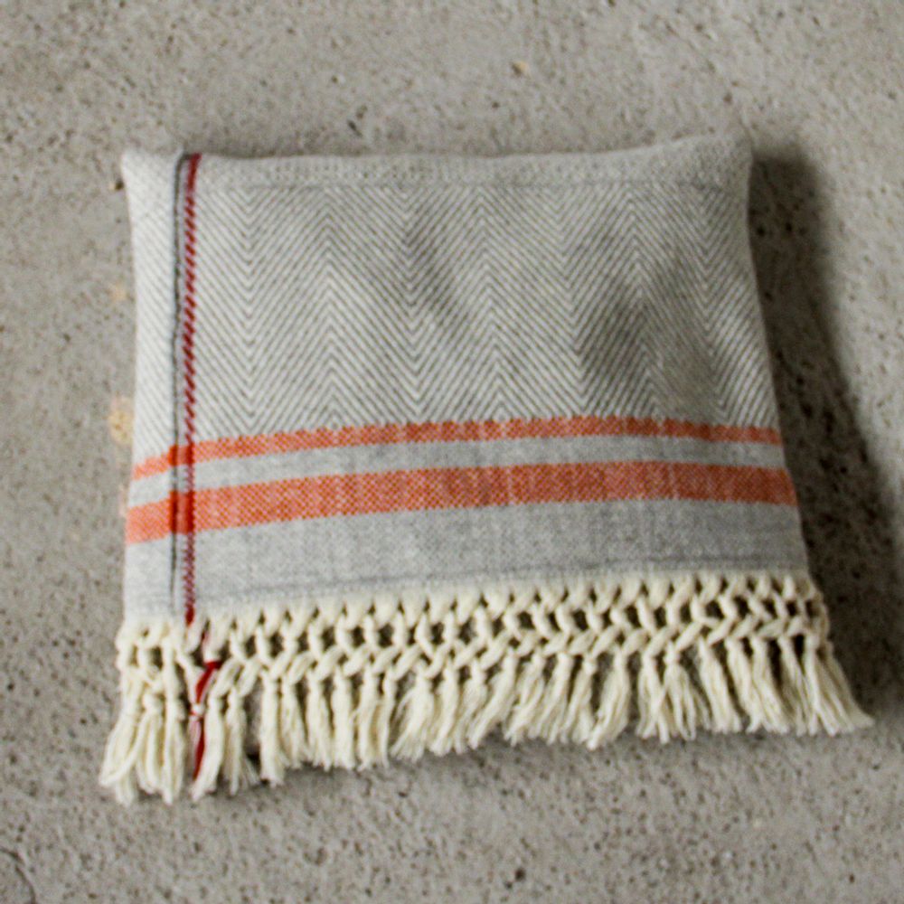 Objets design - COUSSIN SERRA DA ESTRELA 50 X 50 CM 100 % LAINE BIOLOGIQUE - SCHOOLOFLIFEPROJECTS