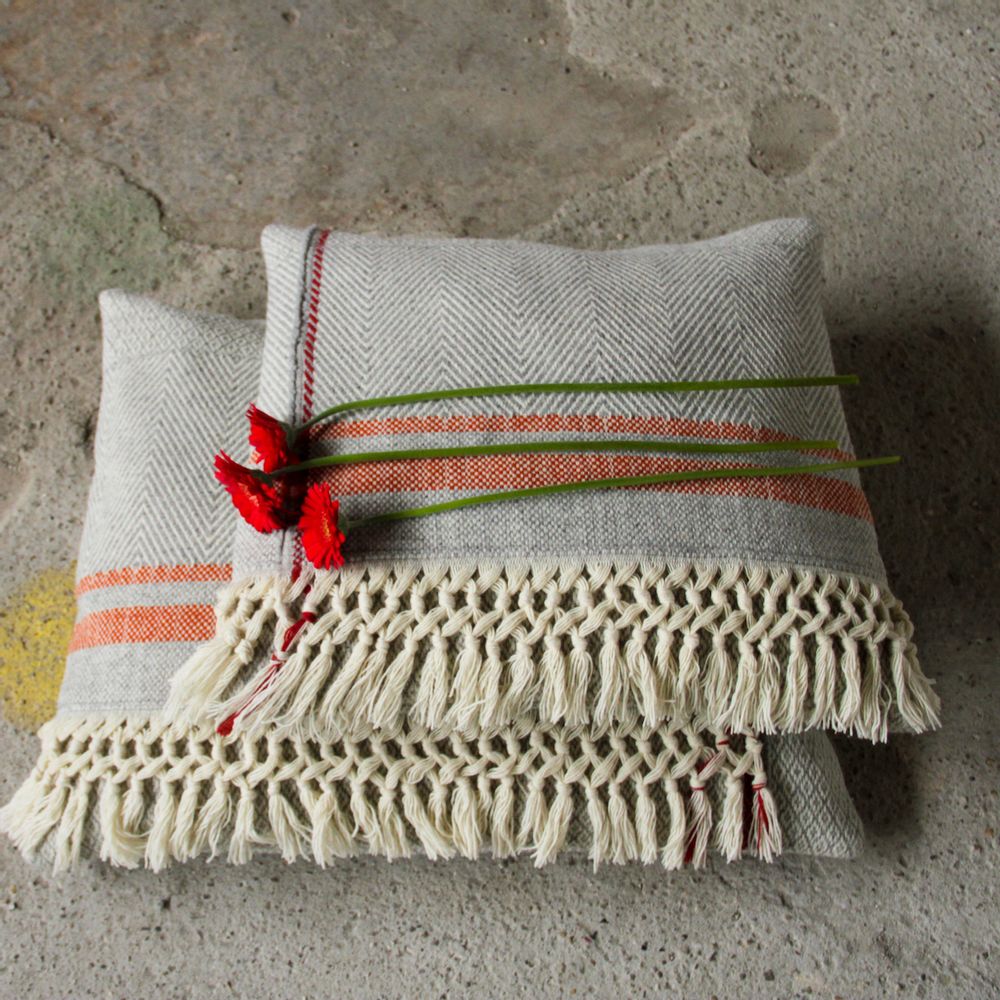 Objets design - COUSSIN SERRA DA ESTRELA 50 X 50 CM 100 % LAINE BIOLOGIQUE - SCHOOLOFLIFEPROJECTS