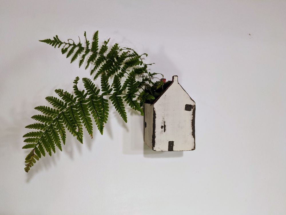 Unique pieces - House half open to display plant, or store your favourite pencils - BÉRANGÈRE CÉRAMIQUES