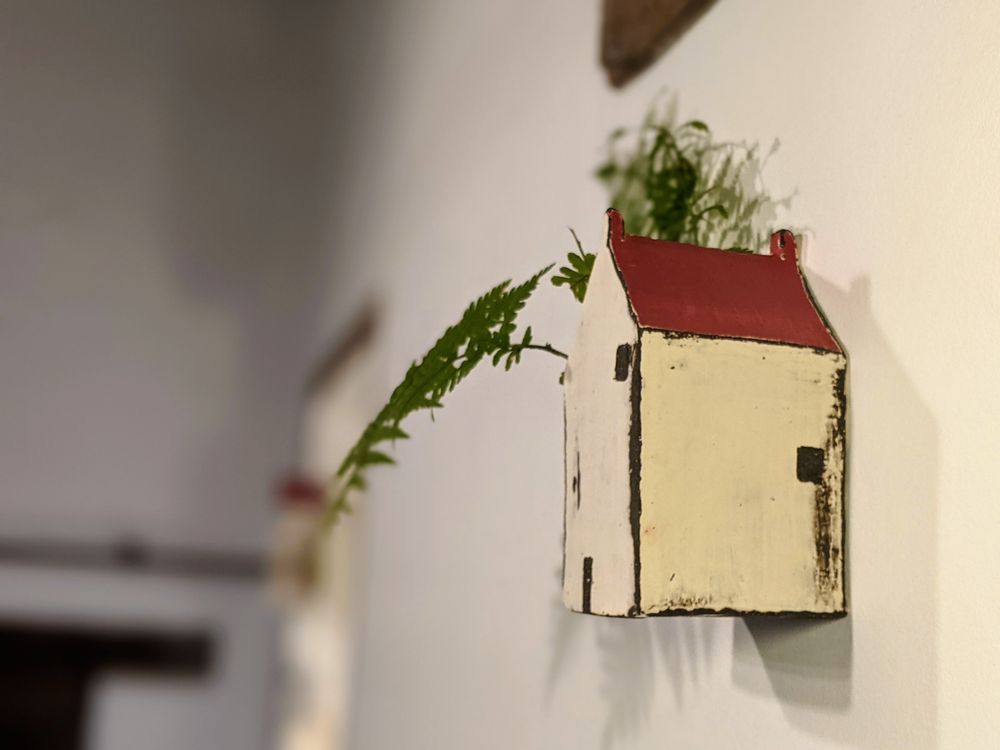 Unique pieces - House half open to display plant, or store your favourite pencils - BÉRANGÈRE CÉRAMIQUES