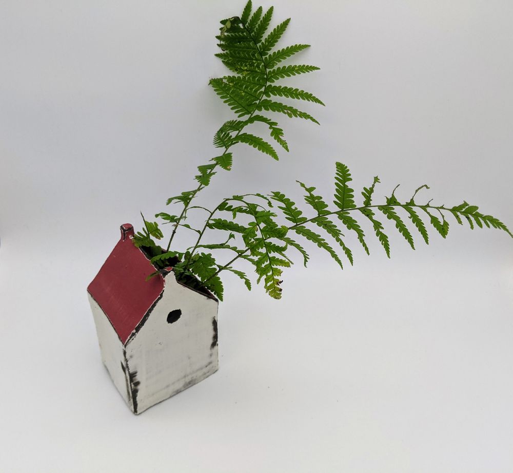 Unique pieces - House half open to display plant, or store your favourite pencils - BÉRANGÈRE CÉRAMIQUES