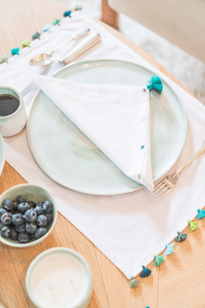 Objets de décoration - SERVIETTE DE TABLE – BLANC AVEC POMPONS ET BRODERIES – OMAO. - MIA ZIA