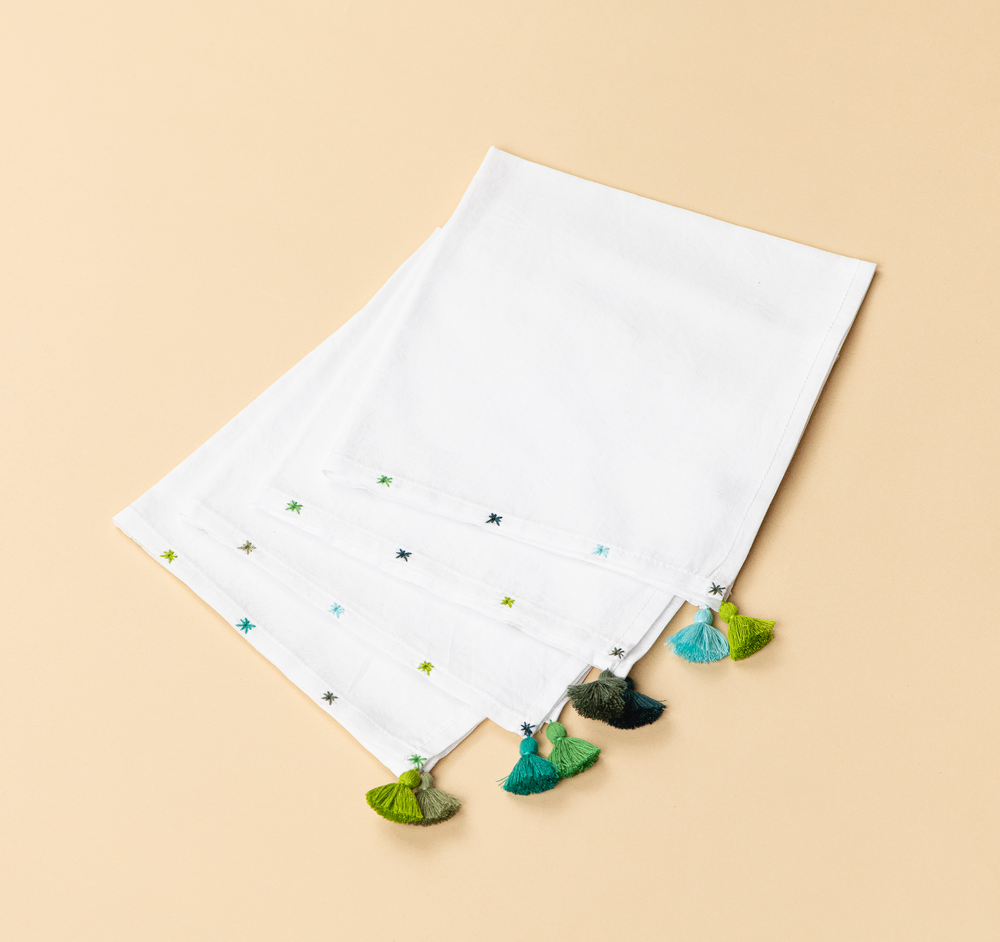 Objets de décoration - SERVIETTE DE TABLE – BLANC AVEC POMPONS ET BRODERIES – OMAO. - MIA ZIA