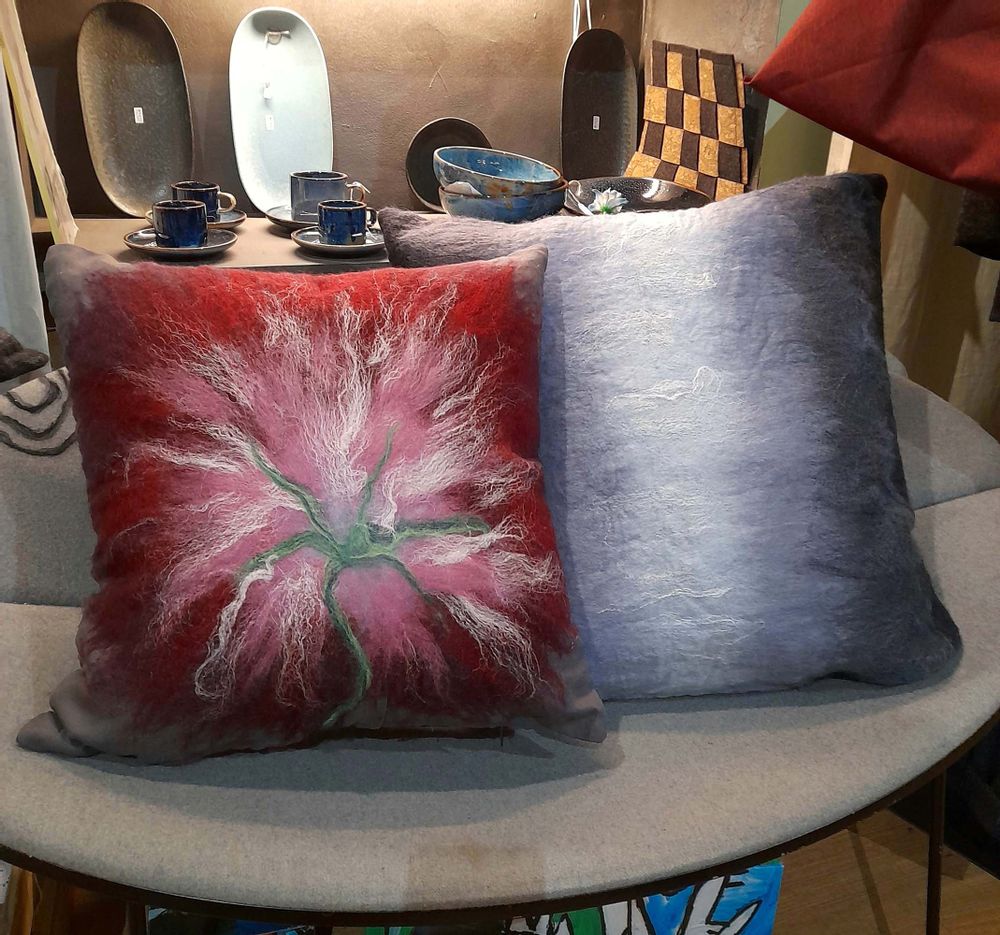Cushions - Decorative cushion “Tarassaco” with hand-felted pattern in merino wool and silk on linen fabric. - ELENA KIHLMAN