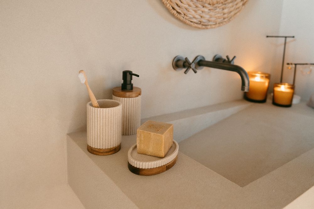 Soap dishes - Beige polyresin and acacia wood. Stripes soap dish 14x9.5x3 cm BA22101 - ANDREA HOUSE