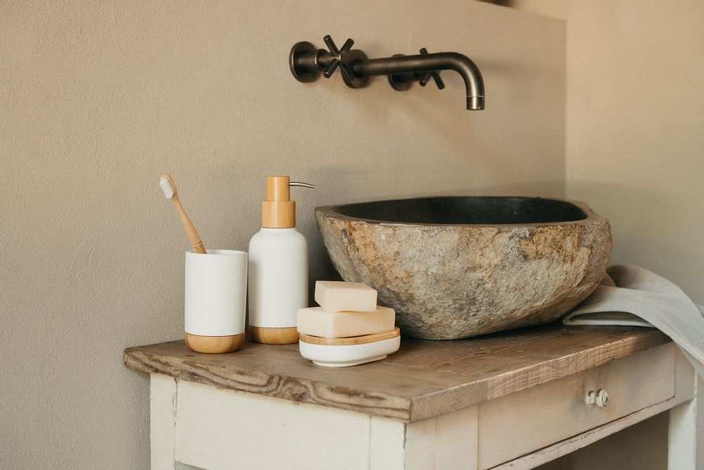 Accessoires à poser - Distributeur de savon en polyrésine blanche et bois de bambou Ø7x19 cm BA22154 - ANDREA HOUSE