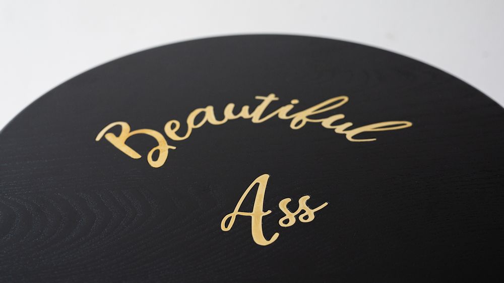 Assises pour bureau - Tabouret ou table d'appoint ASSY - Frêne lasuré noir incrusté de laiton – beautiful ass - MADEMOISELLE JO