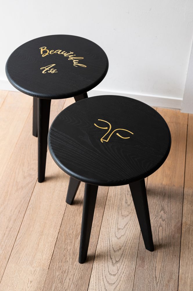 Assises pour bureau - Tabouret ou table d'appoint ASSY - Frêne lasuré noir incrusté de laiton – beautiful ass - MADEMOISELLE JO