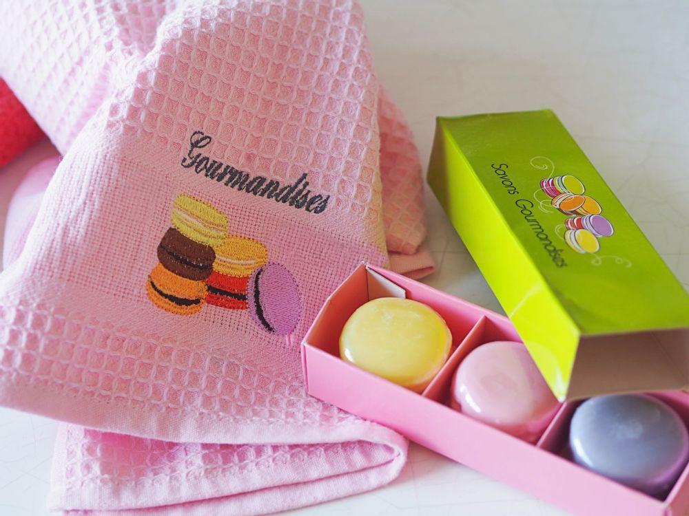 Torchons textile - Torchon Nid d'Abeille Brodé Macarons Personnalisable 45x70cm. - NATURE A SUIVRE