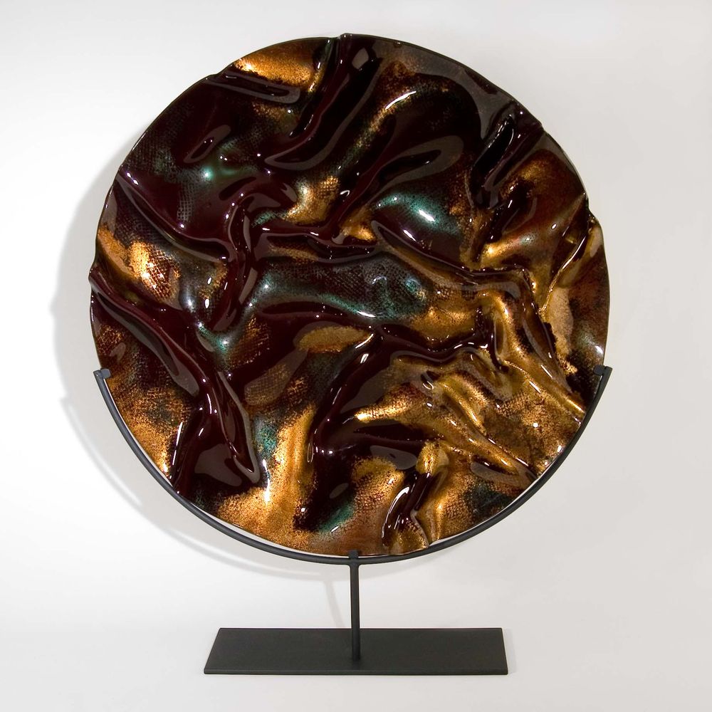 Verre d'art - Assiette en verre sur un support de table - EVANS ATELIER