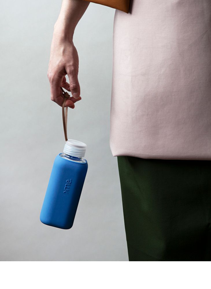 Cadeaux - BOUTEILLE EN VERRE RÉUTILISABLE TRUE BLUE (600ml) SQUIREME. Y1 DURABLE. - SQUIREME.