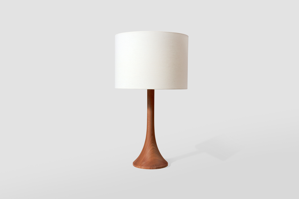 Lampes de bureau - "TULIPA" LAMPE DE TABLE EN BOIS MASSIF - ALESSANDRA DELGADO DESIGN