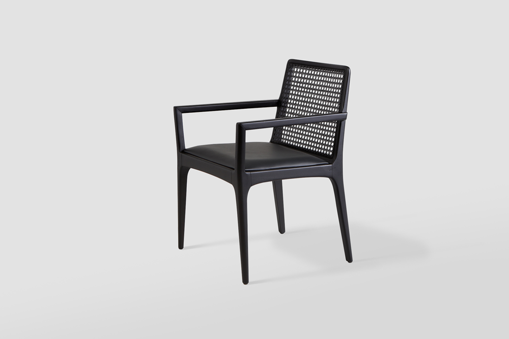 Chaises de jardin - "JULIA" CHAISE MINIMALISTE AVEC ACCOUDOIRS EN BOIS MASSIF - ALESSANDRA DELGADO DESIGN