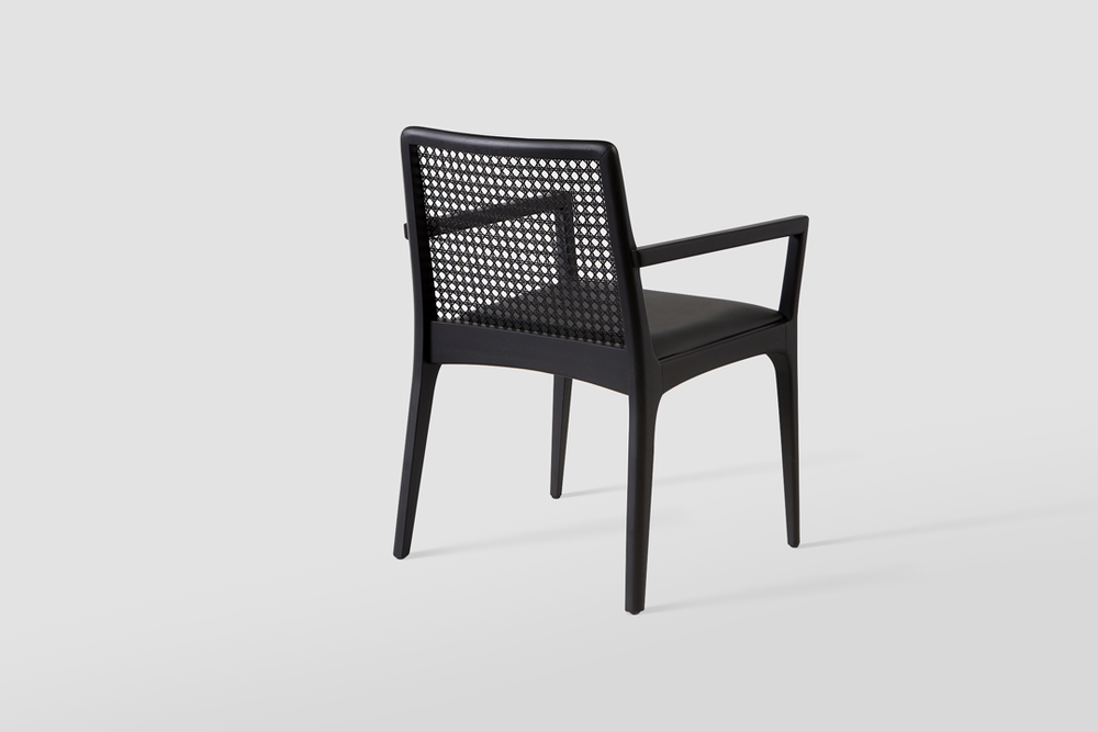 Chaises de jardin - "JULIA" CHAISE MINIMALISTE AVEC ACCOUDOIRS EN BOIS MASSIF - ALESSANDRA DELGADO DESIGN