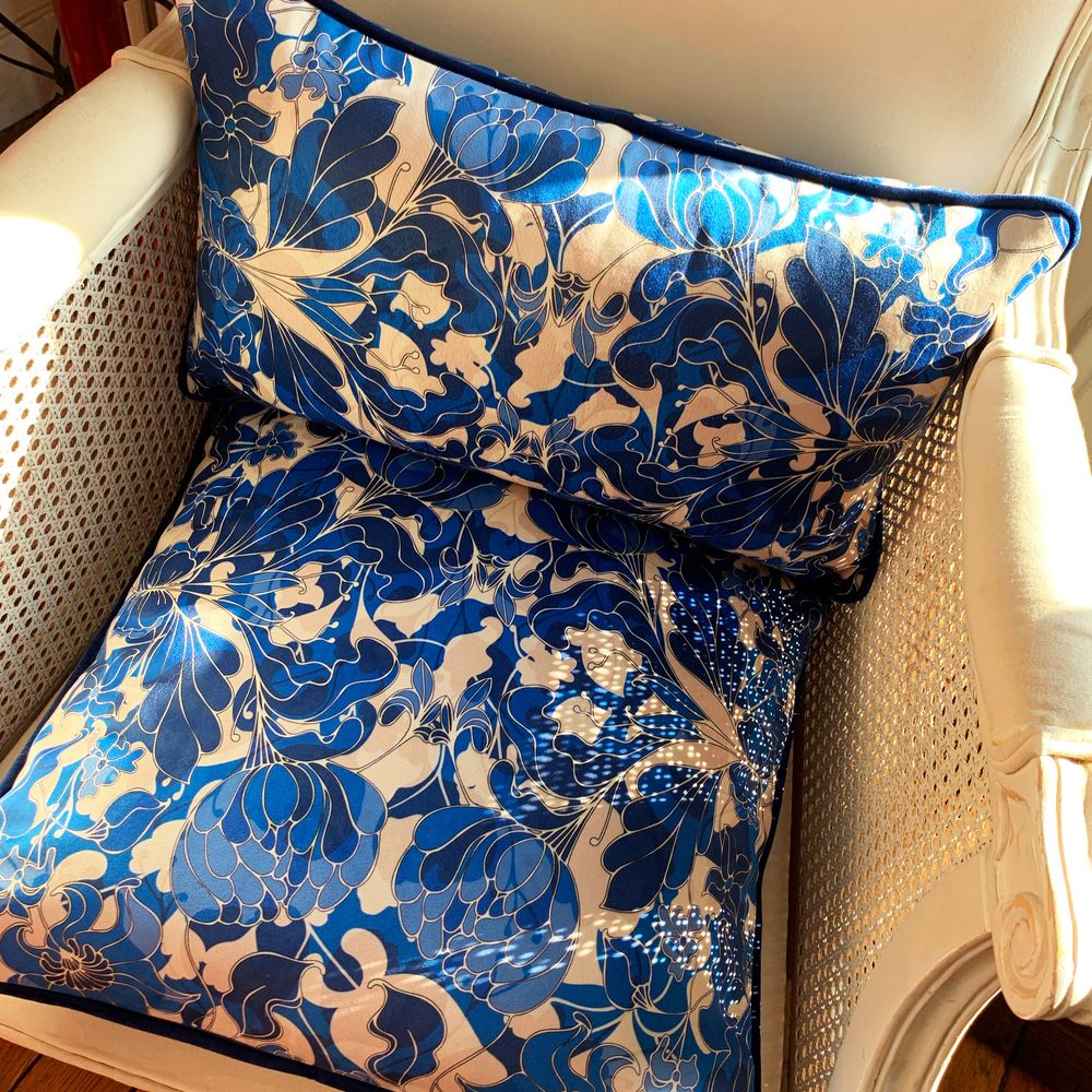 Coussins textile - Coussin en velours « Au Jardin » bleu - AMÉLIE CHOQUET