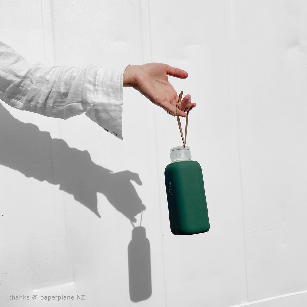 Cadeaux - BOUTEILLE EN VERRE RÉUTILISABLE VERT PIN (600ml) SQUIREME. Y1 DURABLE. - SQUIREME.