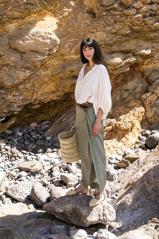 Sarongs - TWISTING THE PAREOS - ROSHANARA PARIS