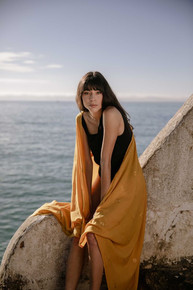 Sarongs - TWISTING THE PAREOS - ROSHANARA PARIS