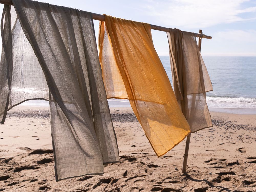 Sarongs - TWISTING THE PAREOS - ROSHANARA PARIS