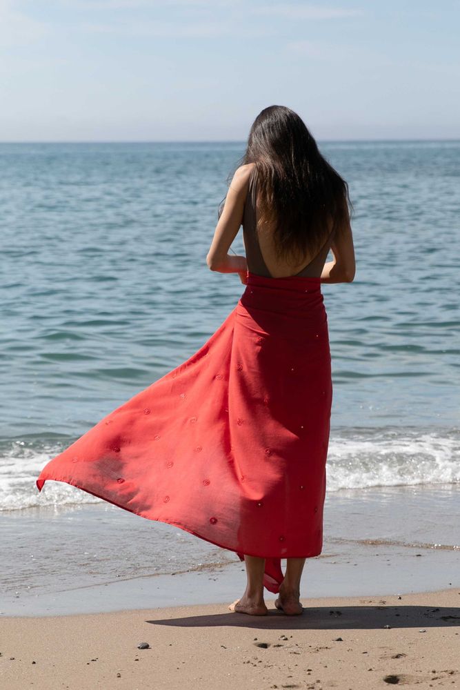 Sarongs - TWISTING THE PAREOS - ROSHANARA PARIS