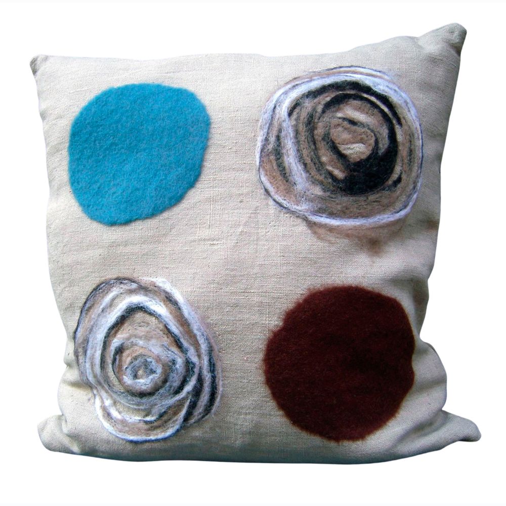 Coussins textile - Coussin décoratif Dots avec motif feutré à la main en laine mérinos et soie sur tissu de lin. - ELENA KIHLMAN
