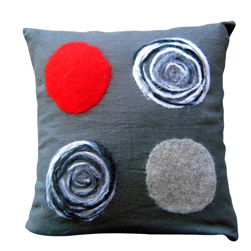 Coussins textile - Coussin décoratif Dots avec motif feutré à la main en laine mérinos et soie sur tissu de lin. - ELENA KIHLMAN