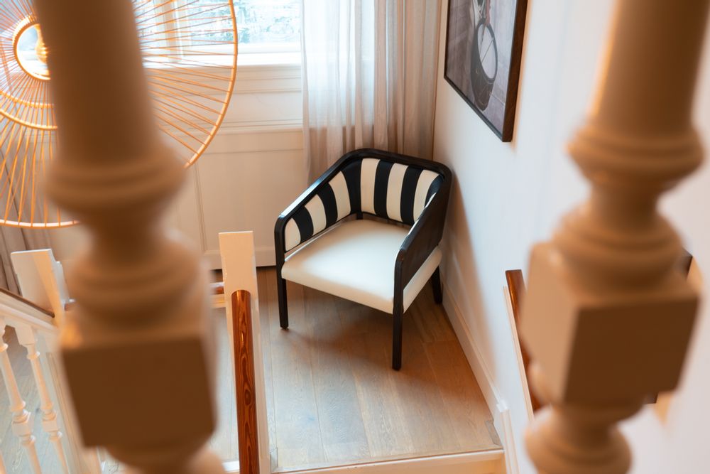 Lounge chairs for hospitalities & contracts - Martini Chair, Black & White - AUTHENTIC MODELS