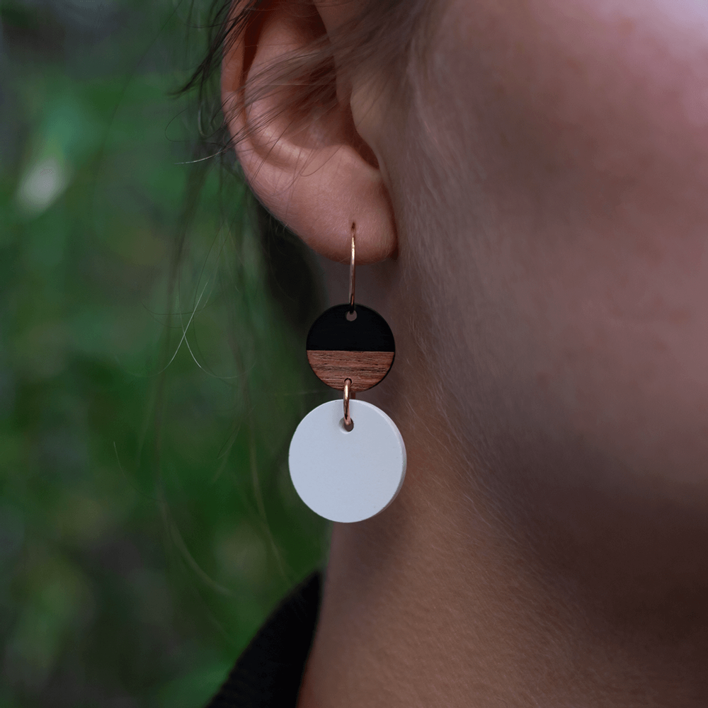 Cosmétiques - Boucles d'oreilles olfactives "boisées" bois et résine colorée - O BY !OSMOTIK
