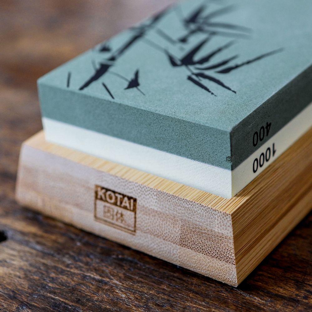 Couteaux - KOTAI sharpening set with double-sided 400/1000 grit whetstone, anti-slip bamboo base, flattening stone and 15 degrees angle guide - KOTAI
