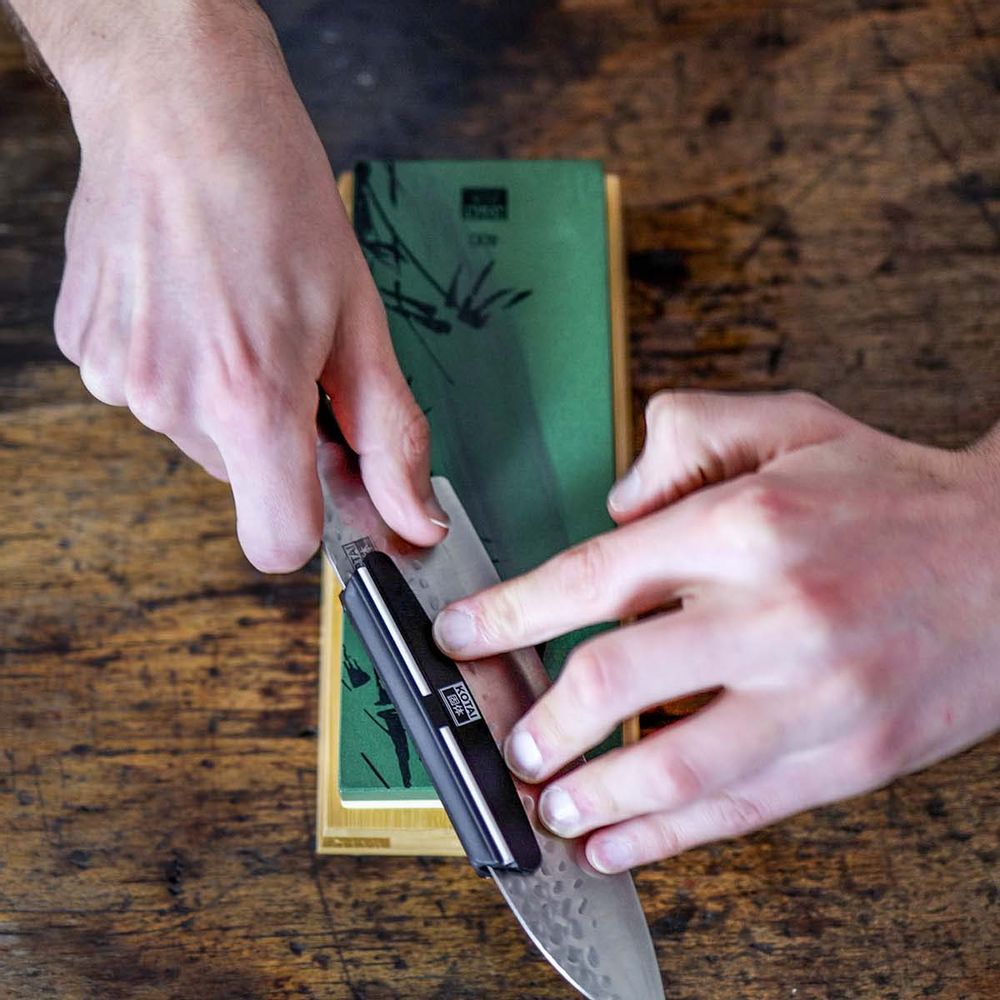 Couteaux - KOTAI sharpening set with double-sided 400/1000 grit whetstone, anti-slip bamboo base, flattening stone and 15 degrees angle guide - KOTAI