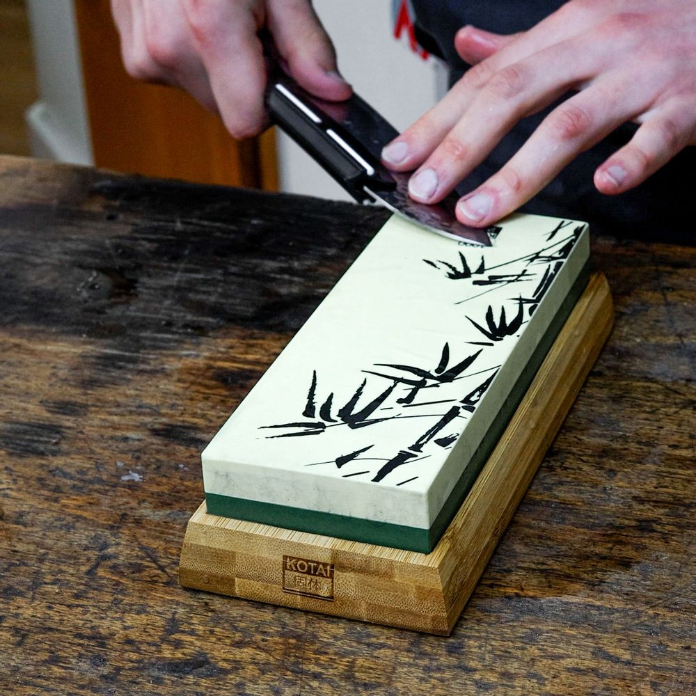 Couteaux - KOTAI sharpening set with double-sided 400/1000 grit whetstone, anti-slip bamboo base, flattening stone and 15 degrees angle guide - KOTAI