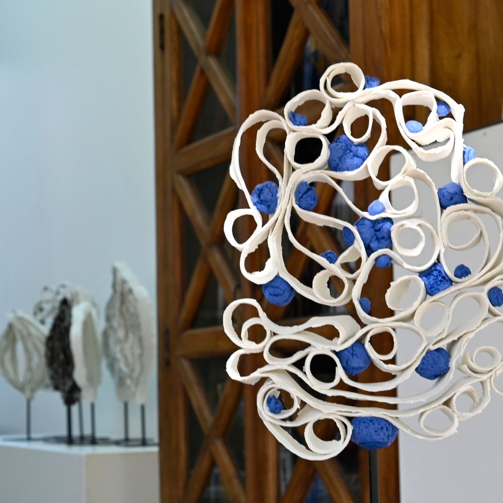 Sculptures, statuettes et miniatures - Sculpture Arbre Porcelaine avec pompons bleus - GUENAELLE GRASSI