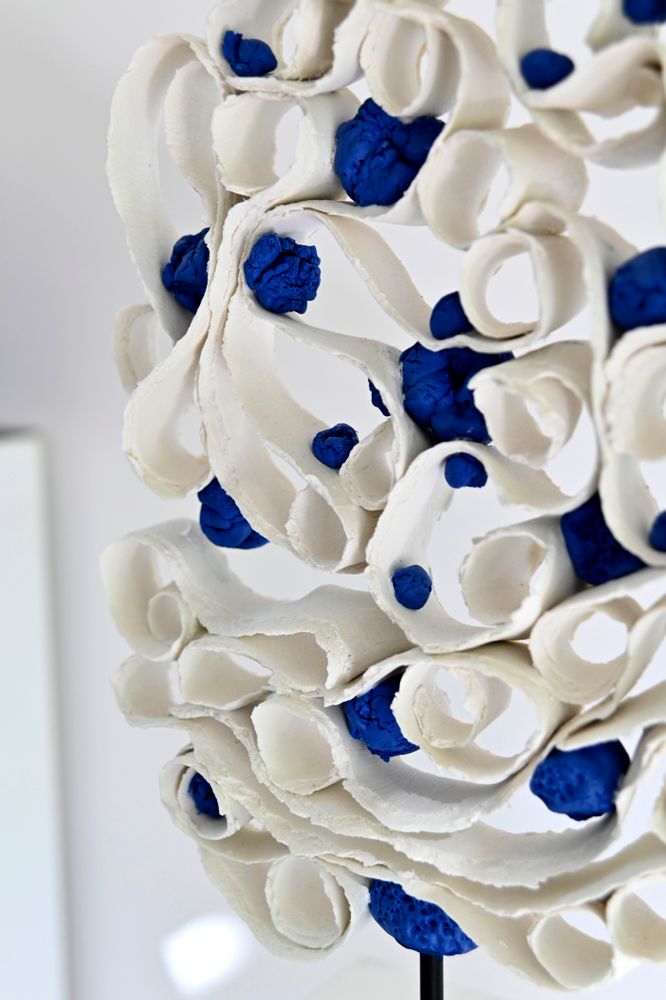 Sculptures, statuettes et miniatures - Sculpture Arbre Porcelaine avec pompons bleus - GUENAELLE GRASSI