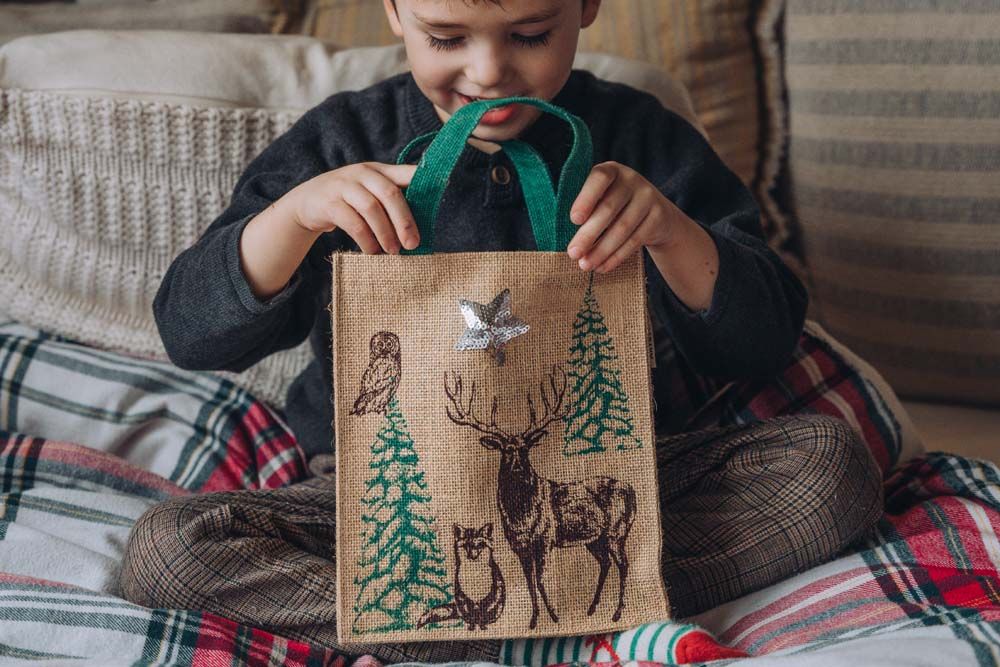 Guirlandes et boules de Noël - sac cadeau en jute - 20x24cm - ARTEBENE