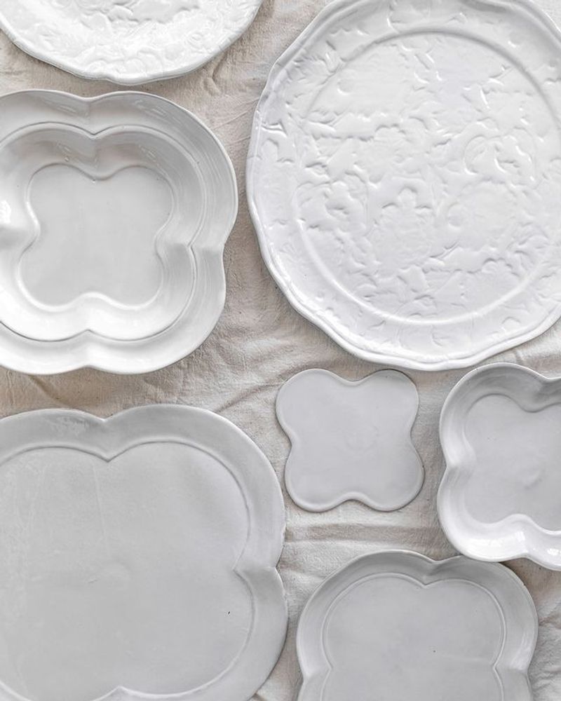 Céramique - Assiette en céramique blanche Mademoiselle. - CARRON PARIS
