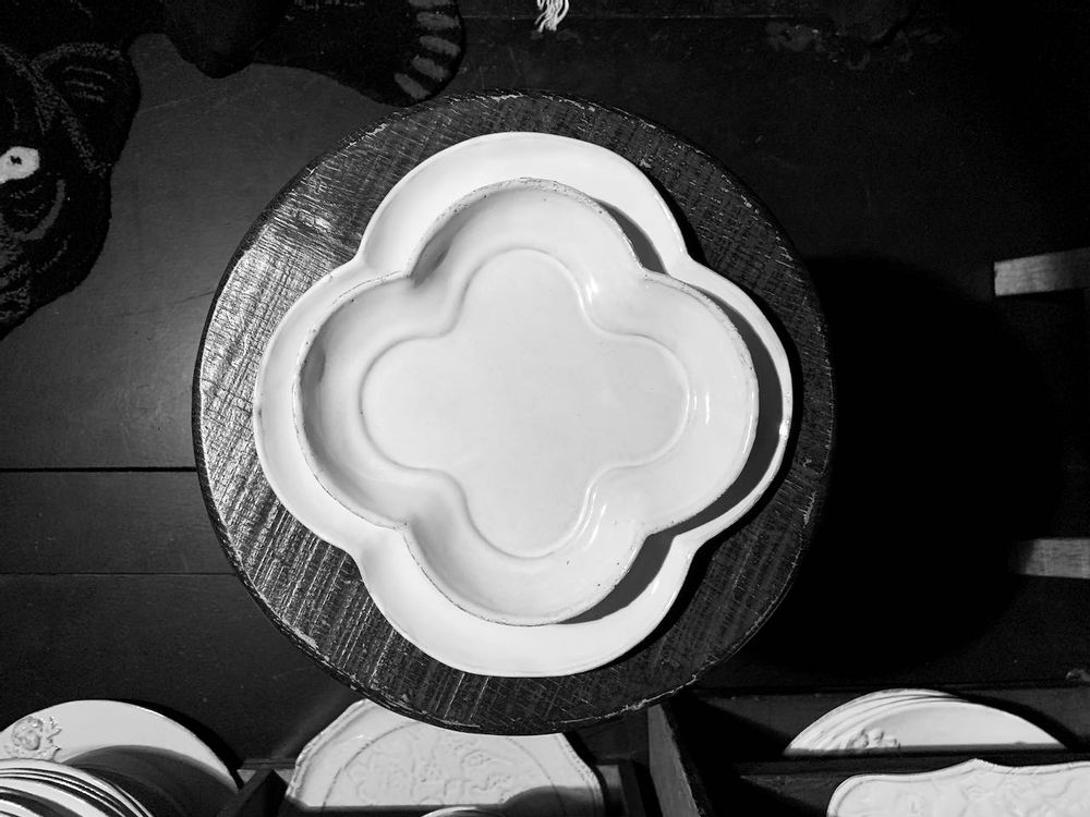 Céramique - Assiette en céramique blanche Mademoiselle. - CARRON PARIS