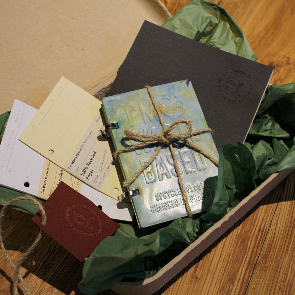 Papeterie bureau - I'm Waste Based Upcycled Plastic Edition - GRAPE LAB