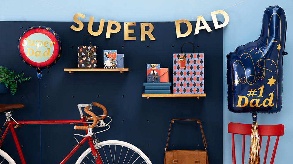 Objets déco enfant - Fête des pères: Carte avec porte-clés Super Hero, Carte avec épingle Cotillon, Chaussettes Dad, Sac cadeau #1 Dad - PARTYDECO